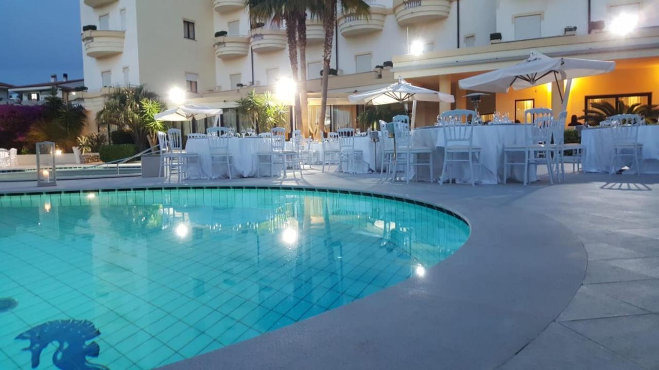 Sunshine Club Hotel Centro Benessere Рикади Екстериор снимка